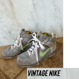 Vintage Nike size 7.5 tennis shoes!! cute grey and green shoes perfect for anyoe